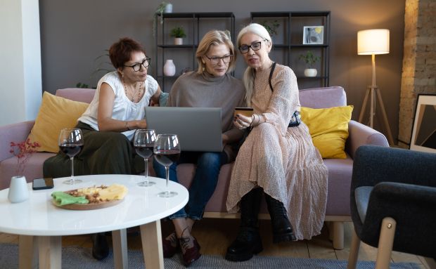 LiveGood Frauen beim Online-Shopping